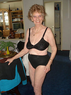 grown up granny pussy posing nude