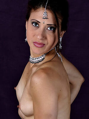 indian matured gentlefolk love posing nude