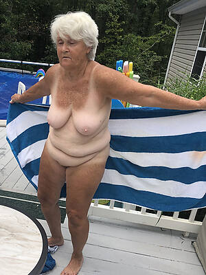 mature off colour grannies flaunts her pussy